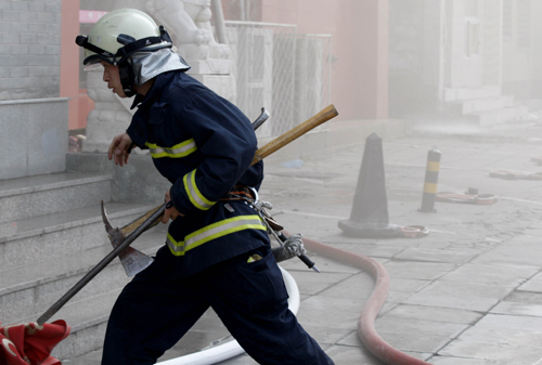 北京朝陽一餐廳二層樓頂著火 消防隊員緊急撲救