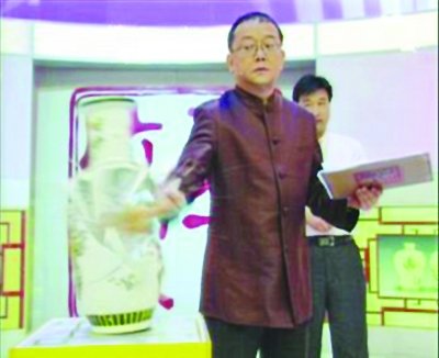 王剛鑒寶節目中狂砸贗品 專家稱三成均為珍品