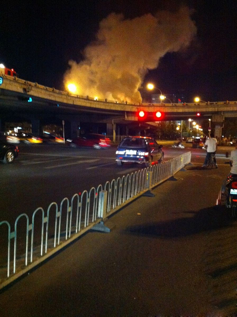 國貿橋一轎車自燃 火光沖天