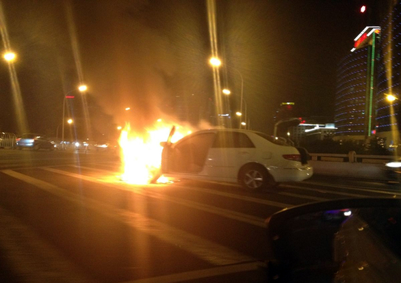 國(guó)貿(mào)橋一轎車自燃 火光沖天