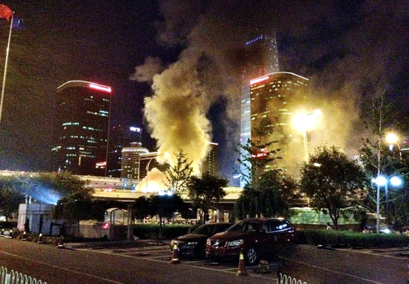 國貿橋一轎車自燃 火光沖天