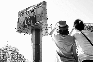 北京中關村“剩男”豎廣告牌征婚 3人每人花5萬