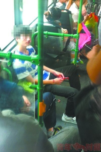 小伙未給抱小孩女子讓座 被連扇5耳光鼻血橫流