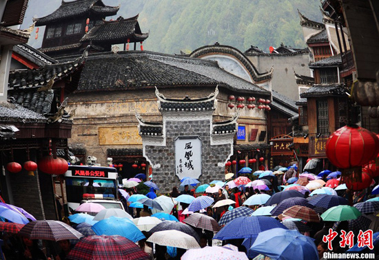 鳳凰擬投資55億復(fù)制一座古城 以解決游客太多等問(wèn)題