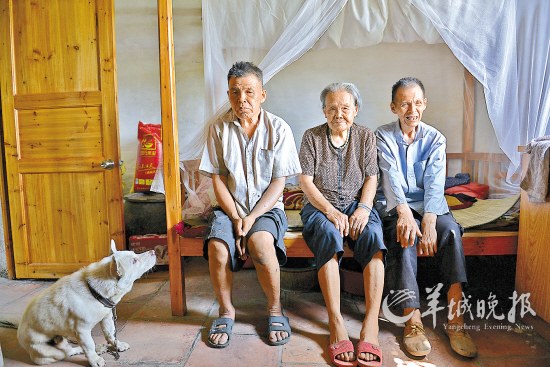94歲麥奶奶和她的兩個智障兒 70年艱辛撫養 組圖
