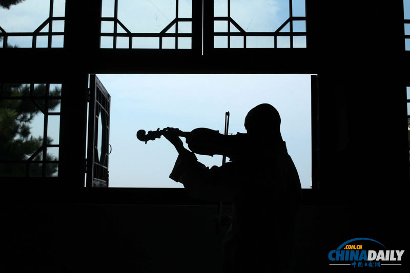 探訪湖北30多名和尚尼姑組成禪樂團