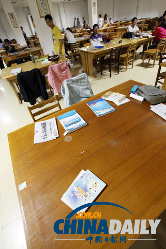 “考研大戰”從搶座開始 學生凌晨圖書館外排隊