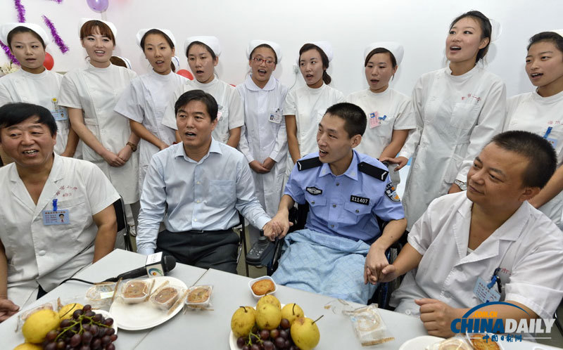 “最美學(xué)警”李博亞為護(hù)士姐姐送月餅