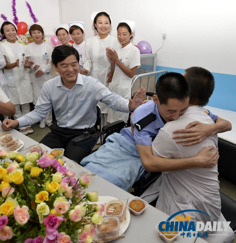 “最美學警”李博亞為護士姐姐送月餅