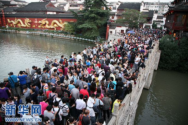 中秋國慶長假第三天景區(qū)游客量急劇攀升
