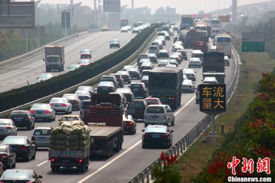 高速違規(guī)收費(fèi)被逼無奈?專家稱融資模式單一所致