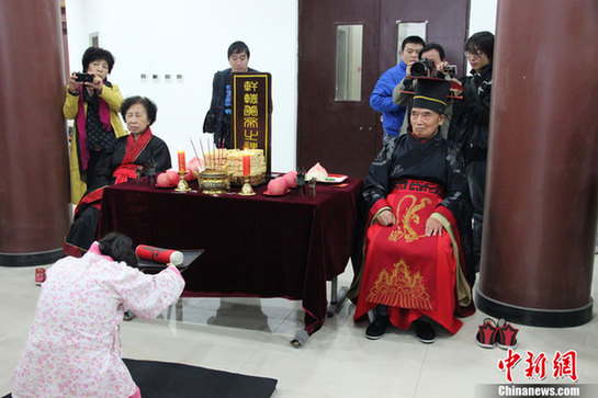 西安舉行重陽(yáng)傳統(tǒng)敬老祝壽禮