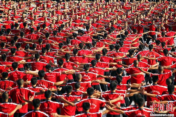 5萬習(xí)武者少林寺沿途上演功夫嘉年華