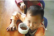 5歲男孩被扯著耳朵提在空中 虐童老師居然覺得有趣