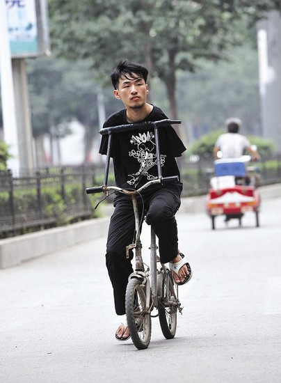 高校“無臂哥”成勵(lì)志哥 游泳自行車樣樣拿手