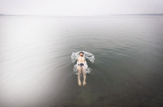 高校“無臂哥”成勵(lì)志哥 游泳自行車樣樣拿手