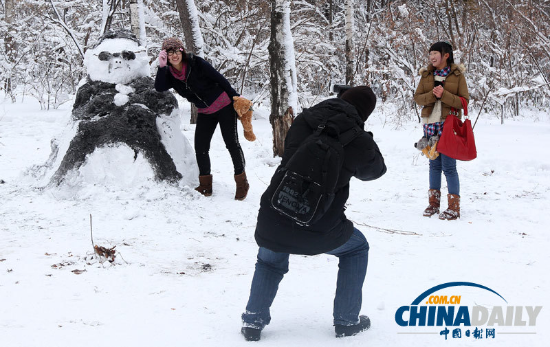 吉林長春市民堆“鳥叔”雪人 大跳騎馬舞