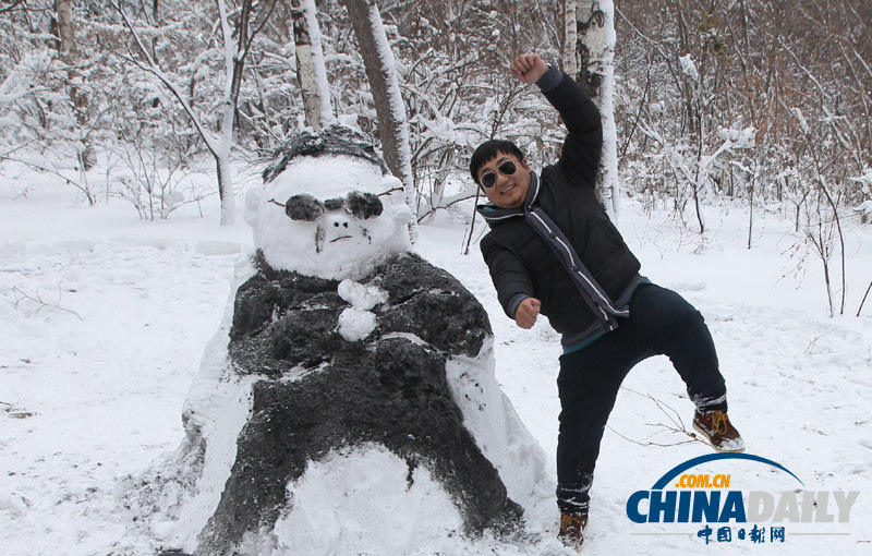 吉林長春市民堆“鳥叔”雪人 大跳騎馬舞