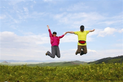 年輕情侶創(chuàng)意秀愛(ài)情: “裸”物質(zhì) 幸福可以很簡(jiǎn)單