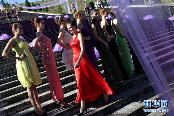 新絲路世界小姐大賽選手走秀