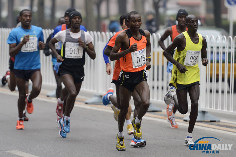 現(xiàn)場(chǎng)直擊北京馬拉松 中國(guó)“眼鏡俠”連續(xù)21次摘冠