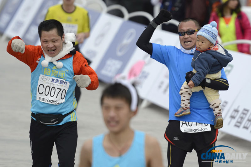 現場直擊北京馬拉松 中國“眼鏡俠”連續21次摘冠