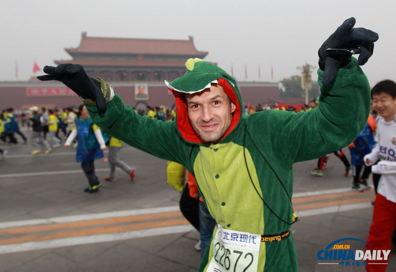 現場直擊北京馬拉松 中國“眼鏡俠”連續21次摘冠
