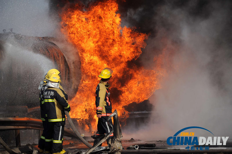 長深高速濱州段一油罐車撞護欄起火 現場火勢沖天濃煙滾滾