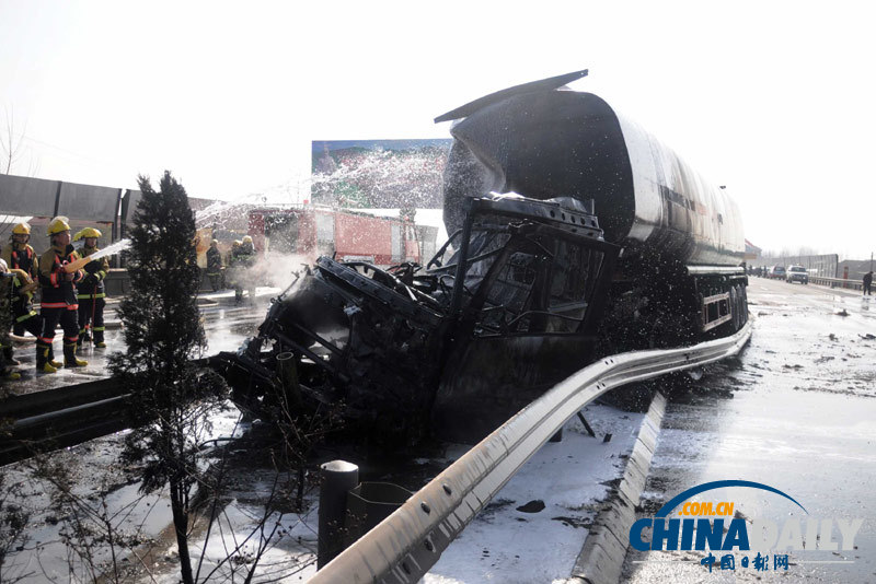 長深高速濱州段一油罐車撞護(hù)欄起火 現(xiàn)場火勢沖天濃煙滾滾