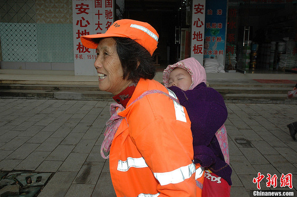 溫馨感人:鄰家小孩無人帶 65歲清潔工背小孩上班