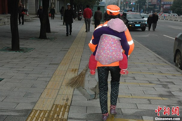 溫馨感人:鄰家小孩無人帶 65歲清潔工背小孩上班