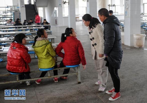 “帶著媽媽上學” 少女和患有精神疾病的母親