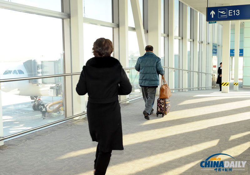 莫言現(xiàn)身北京首都機場 赴瑞典領(lǐng)取諾貝爾文學(xué)獎