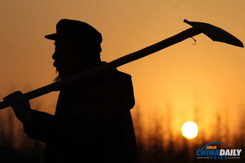 圖片故事：75歲“好人老李”義務(wù)養(yǎng)路16年