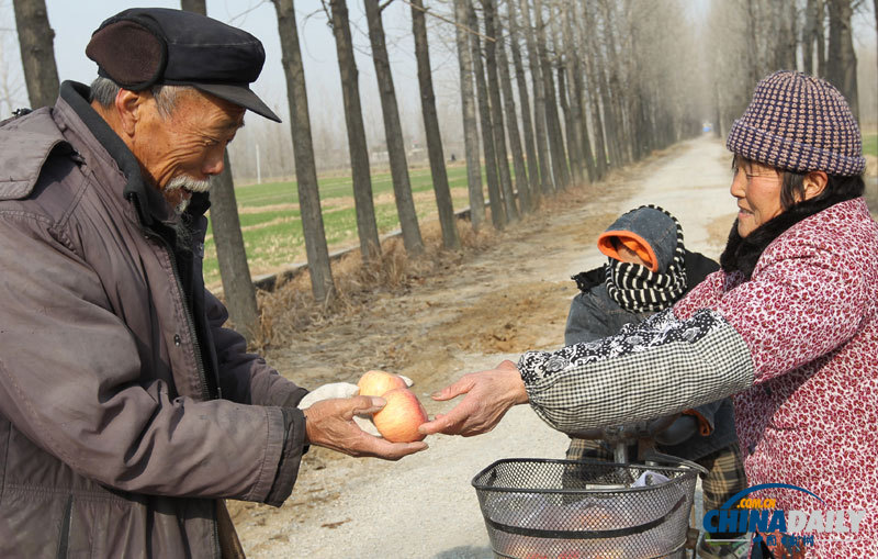 圖片故事：75歲“好人老李”義務(wù)養(yǎng)路16年