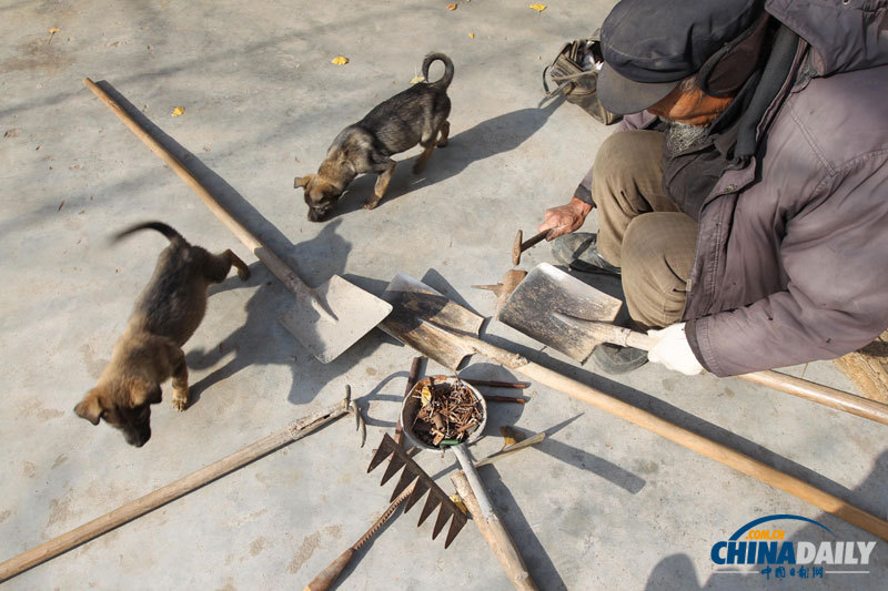 圖片故事：75歲“好人老李”義務養路16年