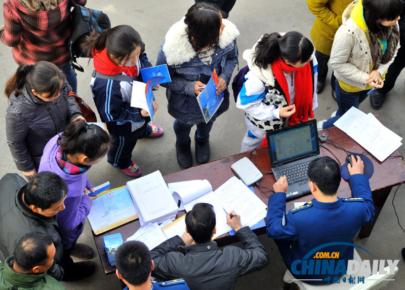 空軍在陜西招收女飛行學員 百名女高中生入圍體檢