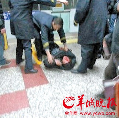 北京乘客暈厥掉下地鐵站臺 數百人高喊“停車”救人