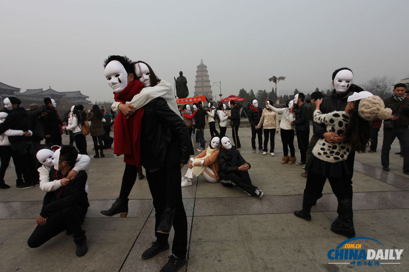 直擊大學生開展“世紀示愛日”活動