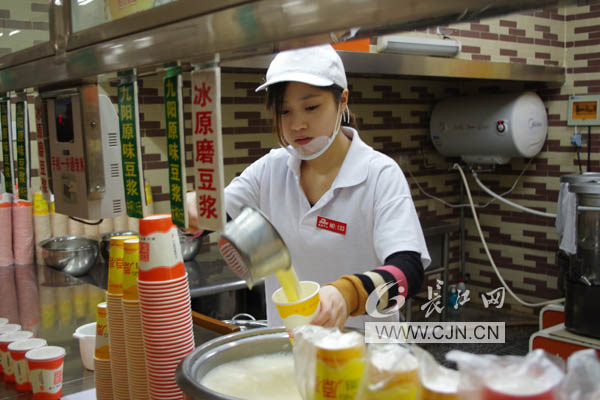 武漢“豆漿西施”校園走紅 清純不輸“奶茶妹妹”