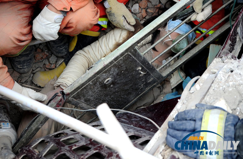 現(xiàn)場直擊：浙江寧波塌樓事故第二名被埋者獲救