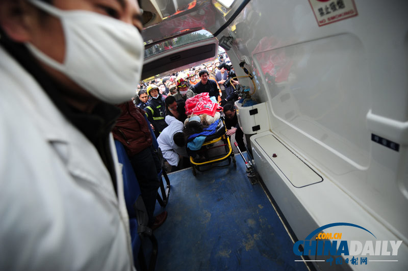 現(xiàn)場直擊：浙江寧波塌樓事故第二名被埋者獲救