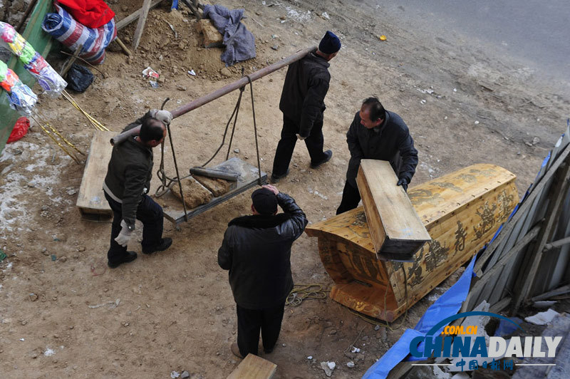 “史上最牛的釘子墳”今日遷墳