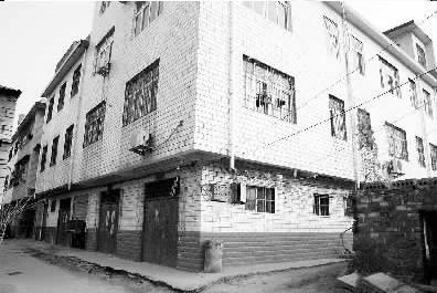 男子化妝成“師爺”自稱年齡300歲 女子失財失身