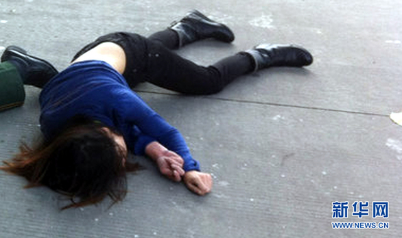 女子天橋跳下 武警雙手接住