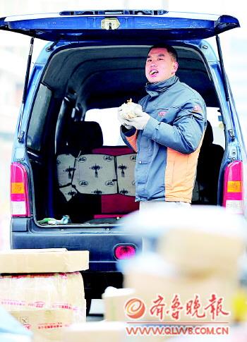 快遞哥的一天：奔跑17小時