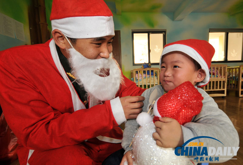 浙江臺州：邊防戰士扮“圣誕老人”為孤兒送祝福