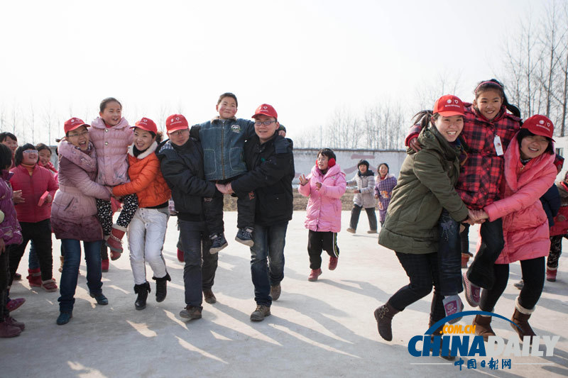 志愿者與留守兒童喜迎新年