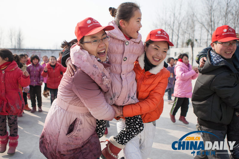 志愿者與留守兒童喜迎新年