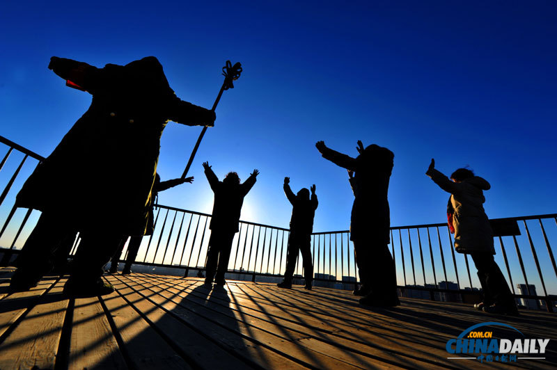 《中國(guó)日?qǐng)?bào)》2013元旦圖片精選：迎接新年第一縷陽(yáng)光